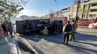 Yokuştan çıkamayan kamyonetin devrilme anı kamerada