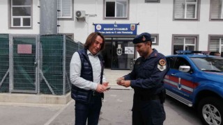 Yolda bulduğu 300 doları jandarmaya teslim etti