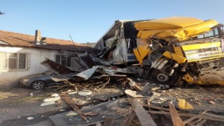 Yoldan çıkan kamyon eve girdi, faciadan dönüldü