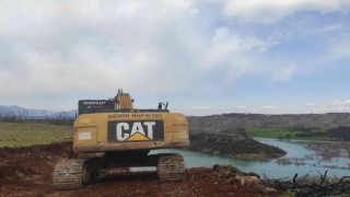 Yolu açılan besici kadın sevincini koyunlarıyla paylaştı