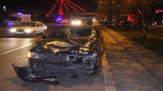 Yolun karşısına geçmek isteyen 2 genç otomobilin çarpması sonucu hayatını kaybetti