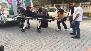 Yolun karşısına geçmek isteyen gencin ayağını otomobil ezdi