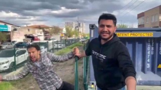 Yorumlara kanarak hayatlarını hiçe saydılar, hareket halindeki trene ölümüne bindiler