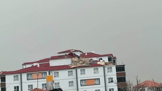 Yozgatta şiddetli fırtına etkili oldu, çok sayıda binanın çatısı uçtu