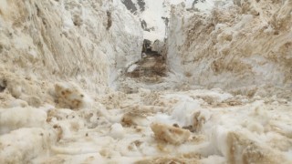 Yüksekovada açılan yollar kar tünellerini andırıyor
