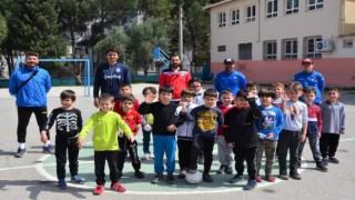 Yunusemre Belediyespordan Laleli İlkokulunda futbolcu taraması