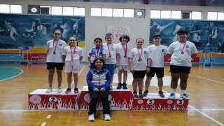 Yunusemreli badmintonculardan 23 Nisan turnuvasında 23 madalya