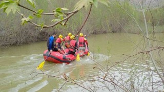 Zap Suyunda rafting yaparak yarışmalara hazırlanıyorlar