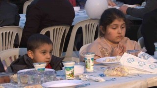 Zeytinburnunda düzenlenen iftarda 5 bin kişi aynı anda oruç açtı