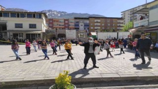 Zihinsel engelli 55 yaşındaki vatandaş, 23 Nisan provalarında çocukluğunu yaşadı