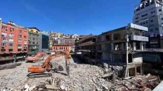 Zonguldakta 130 esnafın tahliye edildiği iş hanının yıkımı devam ediyor