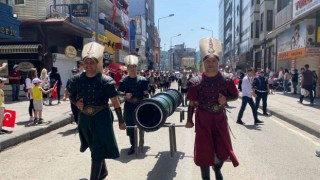 10 metrelik gemiyi karadan yürüttüler, gören hayrete düştü