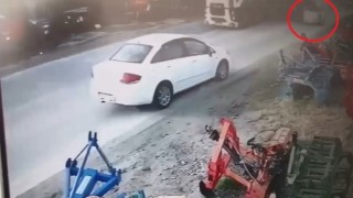 12 tonluk metal rulo yola düştü, araçlar ezilmekten son anda kurtuldu