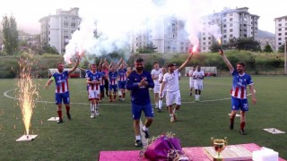 17 sene formasını terlettiği takıma jübile maçı ile veda etti