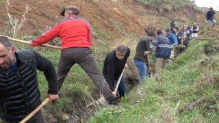 2 kilometrelik su kanalı imece usulüyle temizlendi