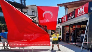 23 Nisanda mahalleyi bayraklarla donatmıştı, 19 Mayıs için de hazırlık yaptı