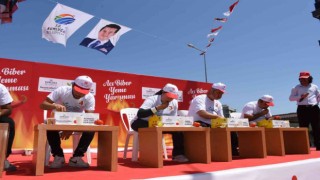 3 dakikada en çok acı biberi yiyebilmek için kıyasıya yarıştılar