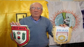 37 yıldır bayrak ve flama biriktiriyor