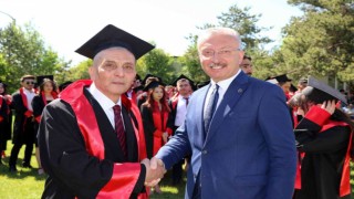 4 çocuk babası 77 yaşında Hukuk Fakültesinden mezun oldu