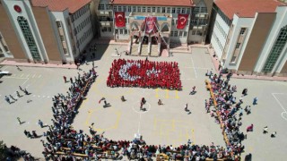 500 ortaokul öğrencisi bedenleriyle Türk bayrağı oluşturdu