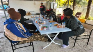 Aç ve susuz kalan düzensiz göçmenlere jandarma şefkati