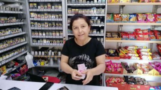 Acemi tırnakçılar sert kayaya çarptı, 200 TL bırakıp marketi terk ettiler