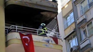 Adanada dairenin kullanılamaz hale geldiği yangında Türk bayrakları zarar görmedi