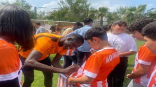 Adanaspor, bayramı gençlerle kutladı