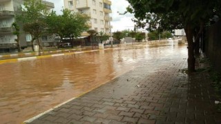 Adıyamanda 10 dakikalık dolu ve yağmur, hayatı felç etti