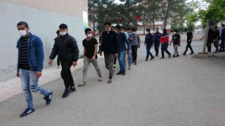 Adıyamanda 76 kaçak göçmen gözaltına alındı