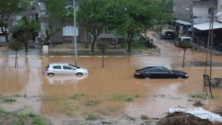 Adıyamanda cadde ve sokak sel sularına teslim oldu
