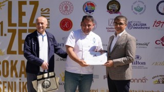 ADÜ Öğretim Görevlisi Taş, sokak şenliklerinde söyleşi gerçekleştirdi