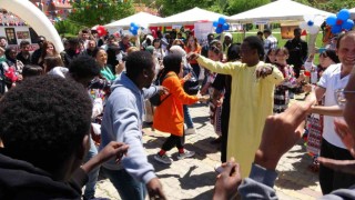 Afrikalı öğrenciler ‘Tokat sarması oynadı