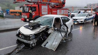 Ağaca çarparak hurdaya dönen otomobilden yaralı çıktılar