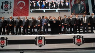 Ahmet Nur Çebi, yönetimi ile zafer pozu verdi