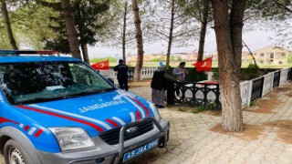 Ahmetlide jandarmadan 60 çocuğa bayramlık