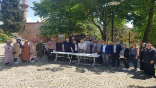 AK Gençler vefat eden gençler ve şehitler için lokma dağıttı