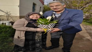 AK Parti Tomarzada annelere çiçek verdi