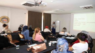 Alanya Belediyesinin aile içi iletişim ve sağlıklı yaşam seminerleri sürüyor