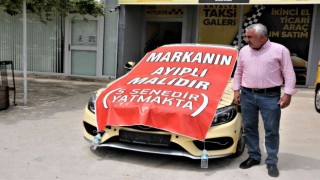 Aldığı lüks aracı işyerinin önüne koyup, üzerine “Markanın ayıplı malıdır, 5 yıldır yatmakta” yazdı