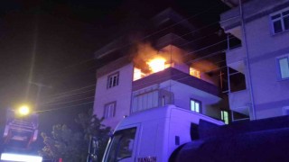 Alev alev yanan evini görünce gözyaşı döktü