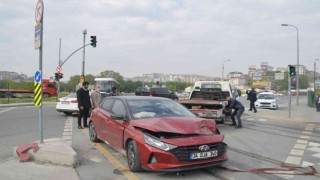 Alibeyköyde tramvay ile otomobil çarpıştı