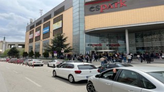 Alışveriş merkezine girmek isteyen onlarca kişi açılışı beklerken kuyruk oluşturdu
