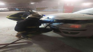 Alışveriş merkezinin otoparkında korkutan yangın