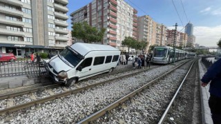 Alkollü sürücü minibüsle tramvay yoluna girdi