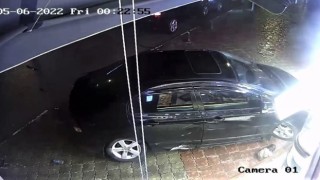 Alkollü sürücünün park halindeki iki otomobile çarptığı anlar kameraya yansıdı