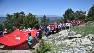 Amanosların zirvesi Keldaz Dağında İstiklal Marşını okudular