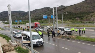 Amasyada minibüs yol kenarındaki pikaba çarptı: 2 ölü, 6 yaralı