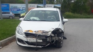 Ambulans ile otomobil çarpıştı: 2 yaralı
