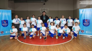 Anadolu Efesin başarılı oyuncusu Erten Gazi, One Team projesi katılımcılarıyla bir araya geldi